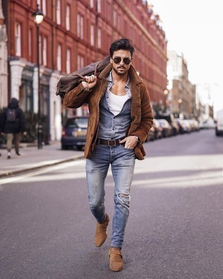 Comment porter une montre argentée pour un style relax quand il fait froid