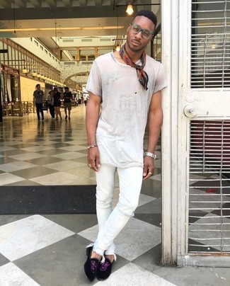 Comment porter un jean skinny avec des slippers pour un style relax en été