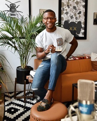 Comment porter un jean skinny avec des slippers pour un style relax en été