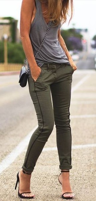 Comment porter un pantalon slim avec un débardeur