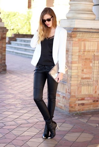 Comment porter un pantalon slim avec un débardeur