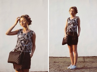 Comment porter un top sans manches avec une minijupe