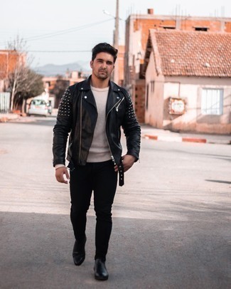 Comment porter une veste à clous pour un style decontractés au printemps à 30 ans