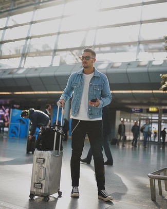 Comment porter une valise pour un style decontractés quand il fait chaud