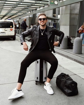 Comment porter une valise pour un style decontractés quand il fait chaud