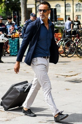 Comment porter une valise en été