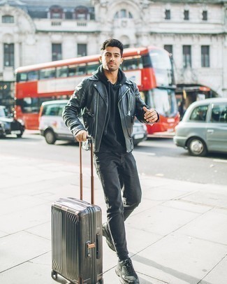Comment porter une valise pour un style decontractés quand il fait chaud