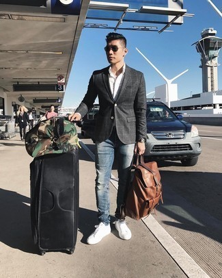 Comment porter une valise pour un style decontractés quand il fait chaud