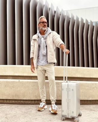 Comment porter une valise pour un style decontractés quand il fait chaud