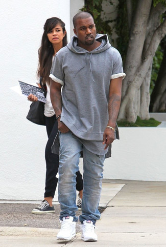 Tenue de Kanye West: Sweat à capuche à manches courtes gris, T-shirt à col rond gris, Jean bleu clair, Chaussures de sport blanches