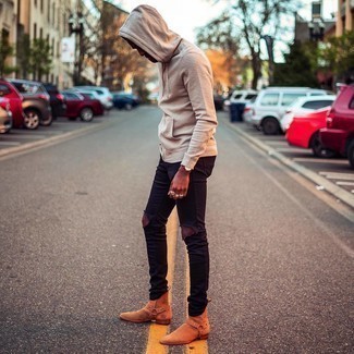 Comment porter un jean avec des bottes pour un style relax à 20 ans: Associe un sweat à capuche beige avec un jean pour un look confortable et décontracté. Apportez une touche d'élégance à votre tenue avec une paire de bottes.
