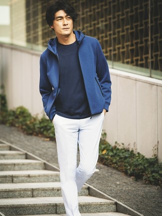 Comment porter un sweat à capuche bleu marine: Pense à associer un sweat à capuche bleu marine avec un pantalon chino blanc pour une tenue idéale le week-end.