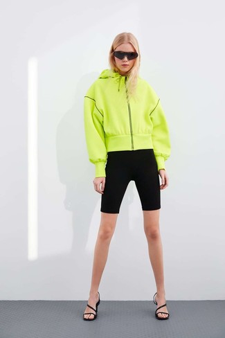 Comment porter un sweat à capuche jaune: Porte un sweat à capuche jaune et un short cycliste noir pour un look idéal le week-end. Une paire de sandales à talons en cuir noires est une option parfait pour complèter cette tenue.