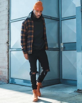 Comment porter un jean déchiré noir: Pense à marier un sweat à capuche noir avec un jean déchiré noir pour un look idéal le week-end. Rehausse cet ensemble avec une paire de bottes de loisirs en daim orange.