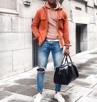Comment porter une chemise en jean orange: Essaie d'associer une chemise en jean orange avec un jean skinny déchiré bleu pour une tenue relax mais stylée. Assortis cette tenue avec une paire de baskets basses en toile blanches pour afficher ton expertise vestimentaire.