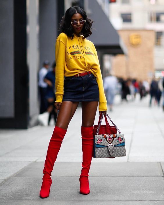 Tenue Sweat capuche imprim jaune Minijupe en denim bleu