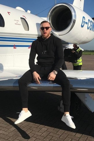 Tenue de Conor McGregor: Sweat à capuche noir, Pantalon de jogging noir, Baskets basses en toile blanches, Montre dorée