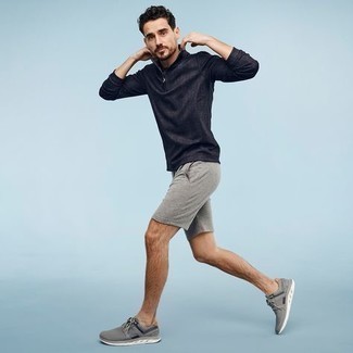 Comment porter un short de running gris avec des chaussures de sport grises: Un sweat à capuche noir et un short de running gris sont une tenue avisée à avoir dans ton arsenal. Une paire de chaussures de sport grises est une option astucieux pour complèter cette tenue.
