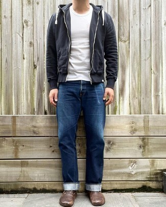 Comment porter un sweat à capuche noir: Ce combo d'un sweat à capuche noir et d'un jean bleu marine te permettra de garder un style propre et simple en dehors des horaires de bureau. Une paire de slippers en cuir marron foncé est une façon simple d'améliorer ton look.