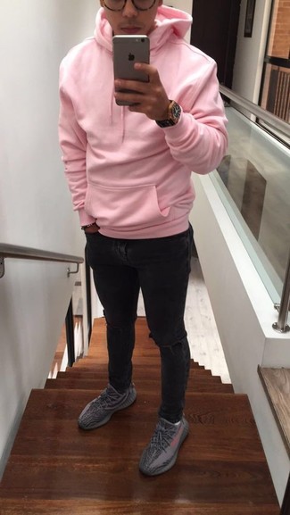 Comment porter un sweat à capuche rose avec un jean skinny noir: Pense à porter un sweat à capuche rose et un jean skinny noir pour une tenue idéale le week-end. Une paire de chaussures de sport grises est une option judicieux pour complèter cette tenue.