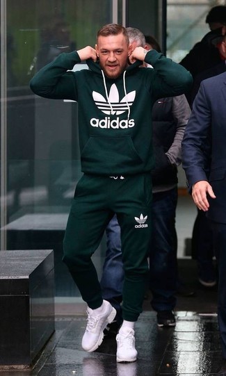 Tenue de Conor McGregor: Sweat à capuche imprimé vert foncé, Pantalon de jogging vert foncé, Chaussures de sport blanches, Chaussettes blanches