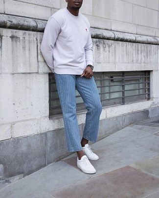 Des baskets basses à porter avec un sweat-shirt blanc pour un style decontractés à 30 ans: Choisis un sweat-shirt blanc et un jean à rayures verticales bleu clair pour un look de tous les jours facile à porter. Une paire de baskets basses est une option astucieux pour complèter cette tenue.