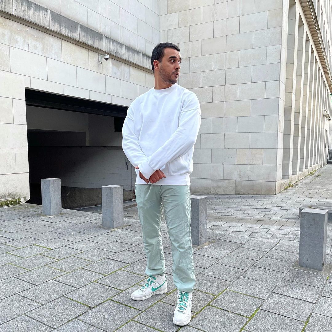 Tenue Sweat shirt blanc Pantalon de jogging vert menthe Baskets