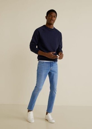 Comment porter un sweat-shirt bleu: Pour une tenue aussi confortable que ton canapé, essaie d'associer un sweat-shirt bleu avec un jean skinny bleu clair. Cette tenue est parfait avec une paire de baskets basses en toile blanches.