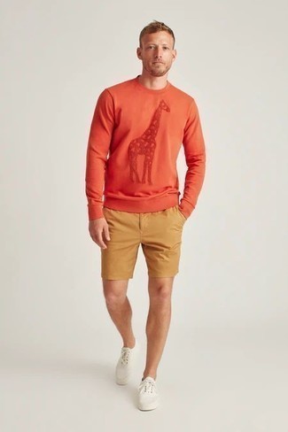 Comment porter un short marron clair: Harmonise un sweat-shirt brodé orange avec un short marron clair pour une tenue confortable aussi composée avec goût. Complète ce look avec une paire de baskets basses en toile blanches.