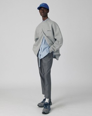Tenue: Sweat-shirt gris, Chemise à manches longues à rayures verticales bleu clair, Pantalon chino gris foncé, Chaussures de sport gris foncé