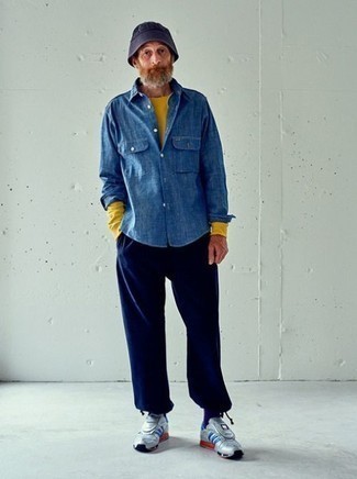 Comment porter un bob bleu marine: Pense à marier un sweat-shirt moutarde avec un bob bleu marine pour une tenue relax mais stylée. Cette tenue est parfait avec une paire de chaussures de sport grises.