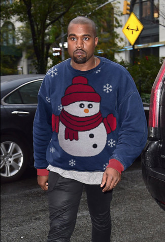 Tenue de Kanye West: Sweat-shirt de noël bleu marine, T-shirt à col rond gris, Jean en cuir noir