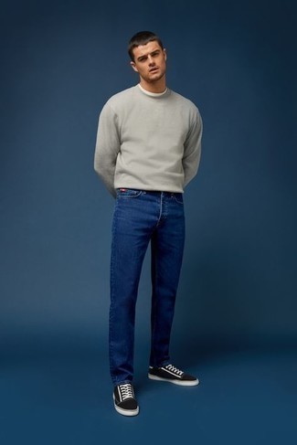 Comment porter un sweat-shirt gris avec un jean bleu: Opte pour un sweat-shirt gris avec un jean bleu pour obtenir un look relax mais stylé. Cette tenue est parfait avec une paire de baskets basses en toile noires et blanches.