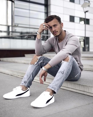 Un jean à porter avec des baskets basses blanches et noires pour un style relax: Porte un sweat-shirt gris et un jean pour un look idéal le week-end. Cet ensemble est parfait avec une paire de baskets basses blanches et noires.