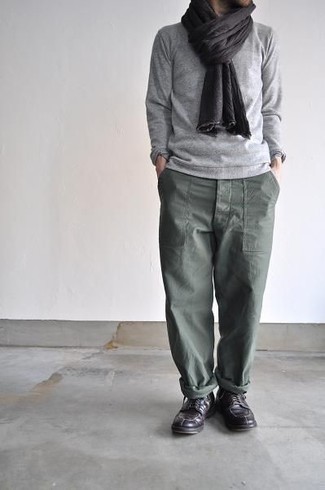 Tenue: Sweat-shirt gris, Pantalon chino vert foncé, Bottes de loisirs en cuir gris foncé, Écharpe gris foncé