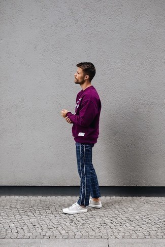 Comment porter un sweat-shirt imprimé violet: Porte un sweat-shirt imprimé violet et un pantalon chino écossais bleu marine pour un look de tous les jours facile à porter. Assortis ce look avec une paire de baskets basses en toile grises.