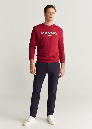 Tenue: Sweat-shirt imprimé rouge, Pantalon chino bleu marine, Baskets basses en toile blanc et vert