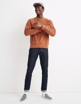 Un jean à porter avec des baskets à enfiler noires quand il fait chaud: Pense à opter pour un sweat-shirt orange et un jean pour obtenir un look relax mais stylé. Cette tenue se complète parfaitement avec une paire de baskets à enfiler noires.