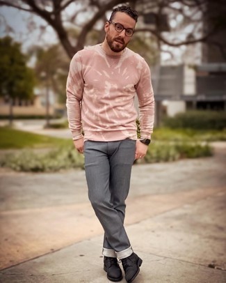 Un jean à porter avec des bottes de loisirs marron au printemps à 30 ans: Pour une tenue de tous les jours pleine de caractère et de personnalité pense à associer un sweat-shirt imprimé tie-dye rose avec un jean. Choisis une paire de bottes de loisirs marron pour afficher ton expertise vestimentaire. C'est un look parfait pour le printemps.