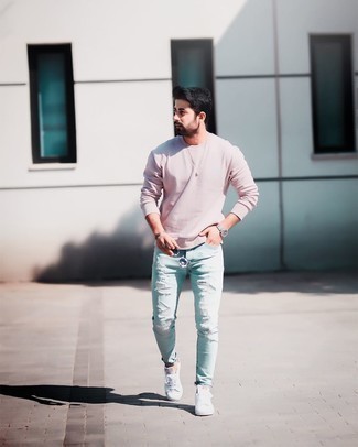 Comment porter un jean skinny déchiré bleu clair: Pense à porter un sweat-shirt rose et un jean skinny déchiré bleu clair pour un look idéal le week-end. Habille ta tenue avec une paire de baskets basses en toile blanches.
