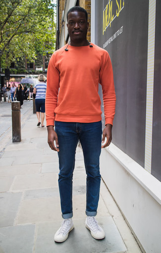 Comment porter un sweat-shirt orange: Harmonise un sweat-shirt orange avec un jean bleu marine pour un look de tous les jours facile à porter. Une paire de baskets montantes en toile blanches apportera un joli contraste avec le reste du look.