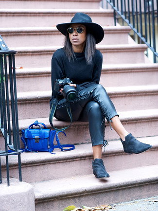 Comment porter un sac bandoulière en cuir bleu: Associe un sweat-shirt noir avec un sac bandoulière en cuir bleu pour un look confortable et décontracté. Transforme-toi en bête de mode et fais d'une paire de bottines chelsea en daim noires ton choix de souliers.
