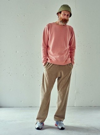 Tenue: Sweat-shirt rose, Pantalon de jogging marron clair, Chaussures de sport grises, Bob olive