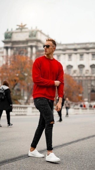 Comment porter des baskets basses avec un jean skinny pour un style relax: Choisis un sweat-shirt rouge et un jean skinny pour une tenue relax mais stylée. Complète ce look avec une paire de baskets basses.