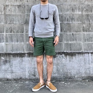 Comment porter un sweat-shirt gris: Pense à opter pour un sweat-shirt gris et un short vert foncé pour un look de tous les jours facile à porter. Cet ensemble est parfait avec une paire de baskets à enfiler en toile marron clair.