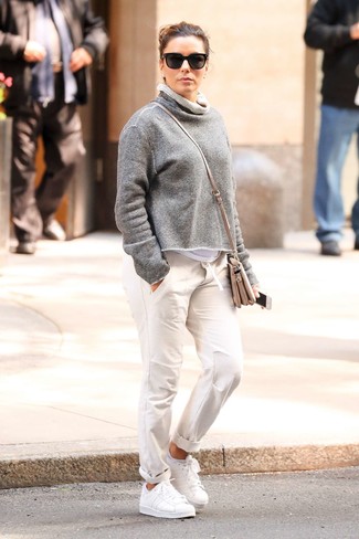 Tenue de Eva Longoria: Sweat-shirt gris, T-shirt à col rond blanc, Pantalon chino blanc, Baskets basses en cuir blanches