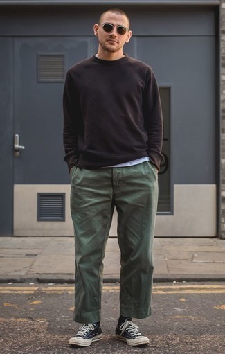 Comment porter un pantalon chino vert foncé: Pour une tenue de tous les jours pleine de caractère et de personnalité choisis un sweat-shirt noir et un pantalon chino vert foncé. Cet ensemble est parfait avec une paire de baskets basses en toile noires et blanches.