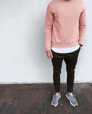 Des chaussures de sport à porter avec un sweat-shirt rose quand il fait chaud: Opte pour un sweat-shirt rose avec un pantalon chino noir pour une tenue confortable aussi composée avec goût. Si tu veux éviter un look trop formel, choisis une paire de chaussures de sport.