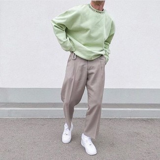 Comment porter un sweat-shirt vert menthe: Pense à marier un sweat-shirt vert menthe avec un pantalon chino gris pour un look de tous les jours facile à porter. Une paire de baskets basses en cuir blanches est une option judicieux pour complèter cette tenue.
