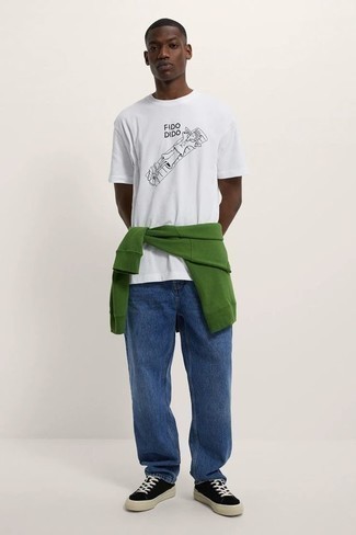 Tenue: Sweat-shirt vert, T-shirt à col rond imprimé blanc et noir, Jean bleu, Baskets basses en daim noires